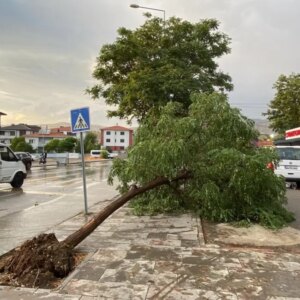 erzincanda siddetli ruzgar ve sel bJPR8xiD