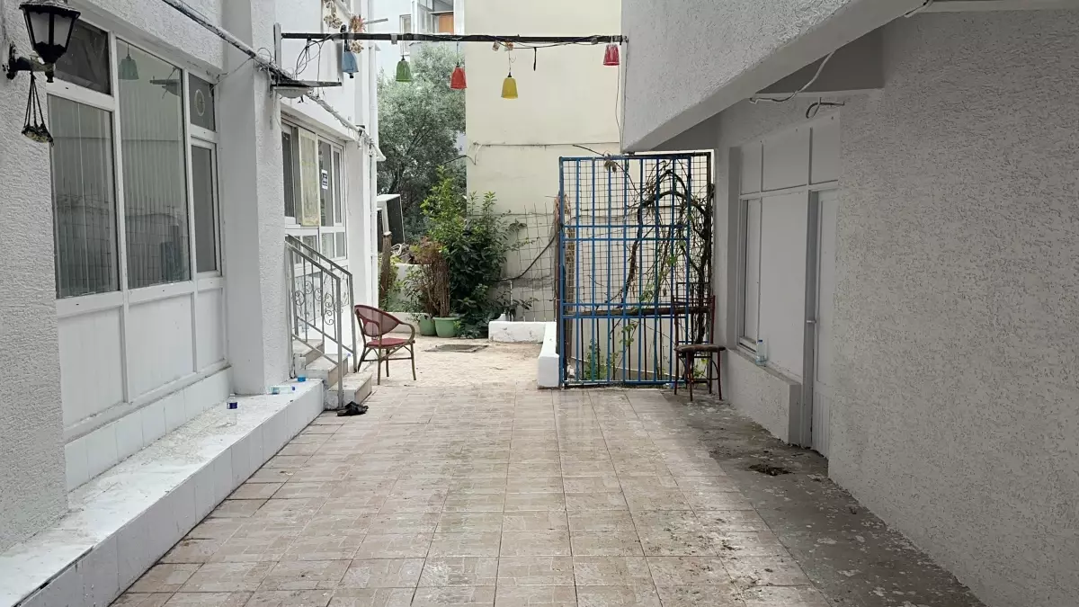 sarkici gullu terastan duserek hayatini kaybetti tzuQfpDs