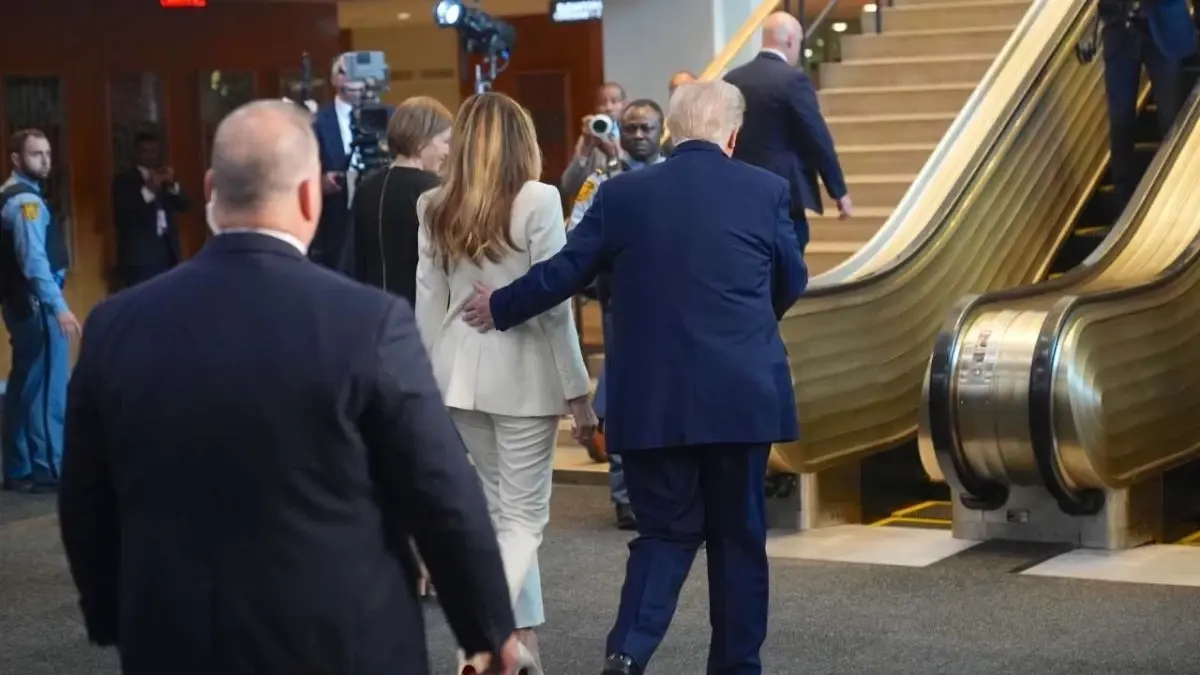 trumpin yuruyen merdiven kazasi RCiHpf4T