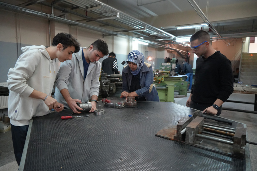 30 erkek ogrenci arasinda 45 yasinda tek kadin VfbKUDxj.jpg