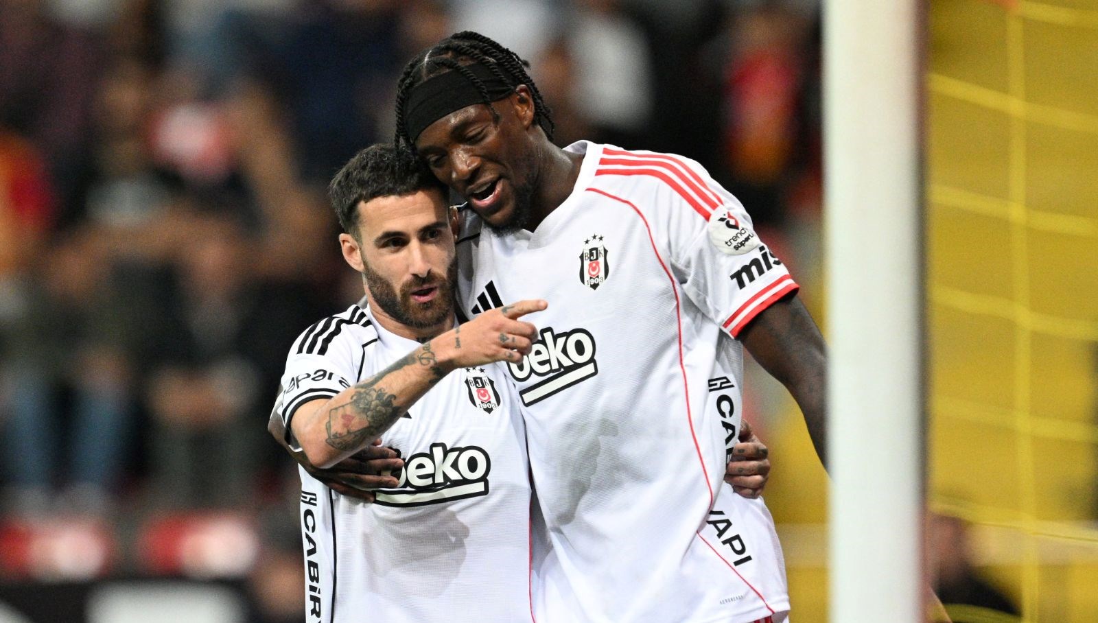 besiktasi yabanci futbolculari sirtliyor b4gKGEYf