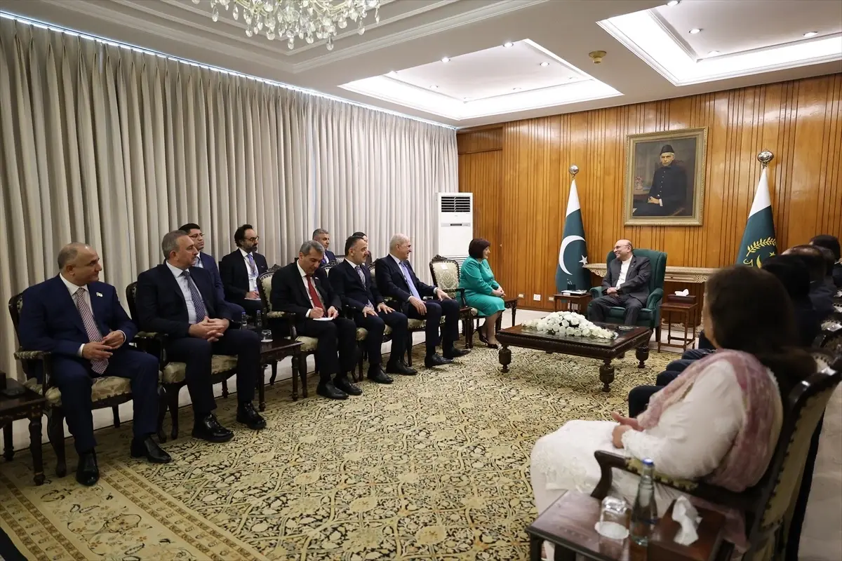 numan kurtulmus pakistan cumhurbaskani zerdari ile gorustu dmCac2ua.jpg