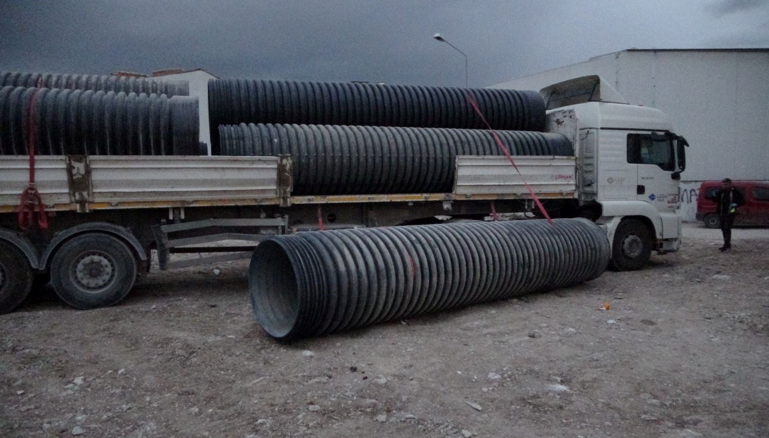 santiyede calisirken uzerine 750 kilo plastik borudustu 4quMMWwy.jpg