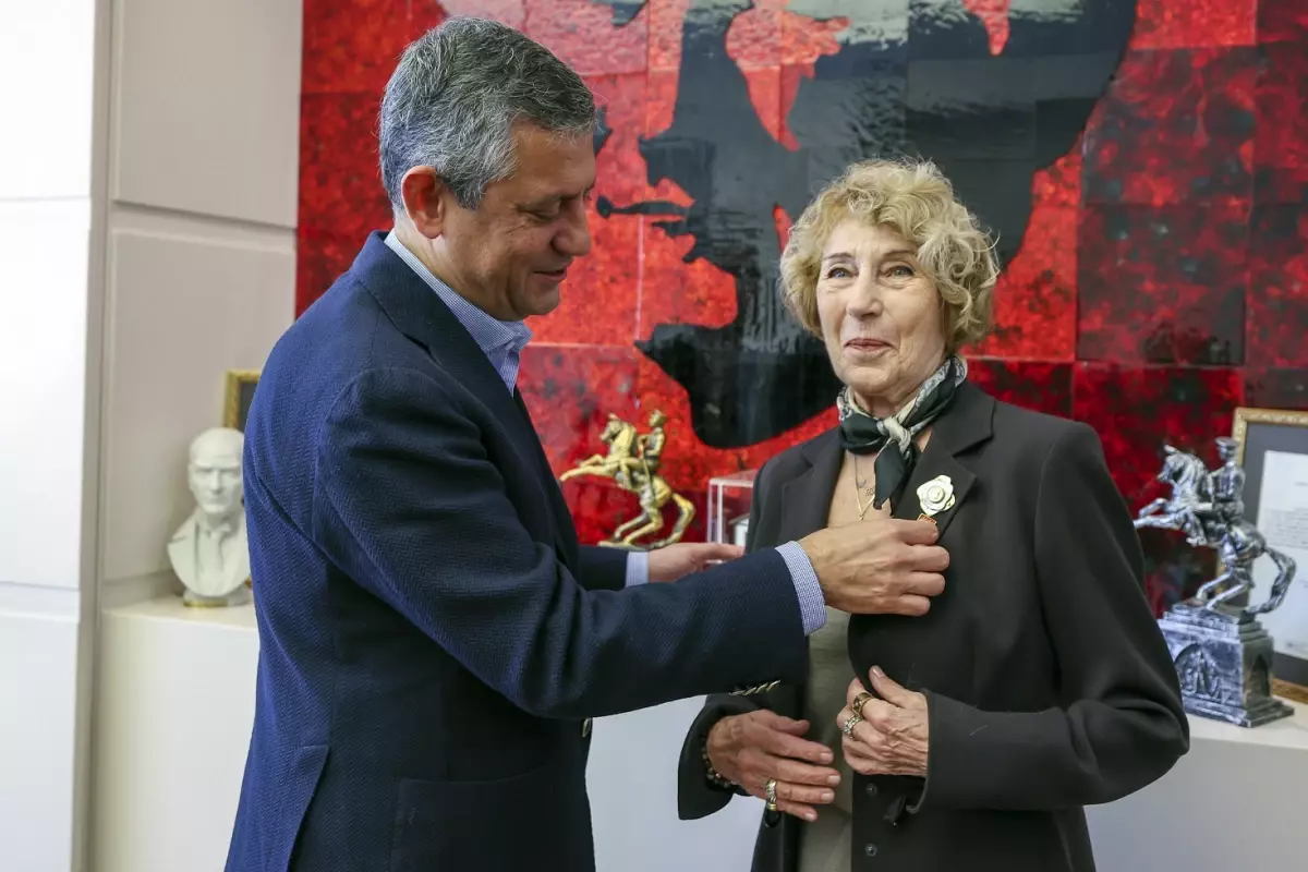 unlu yazar ayse kulin chpye uye oldu ozel kendi rozetini takti ivKrO33l