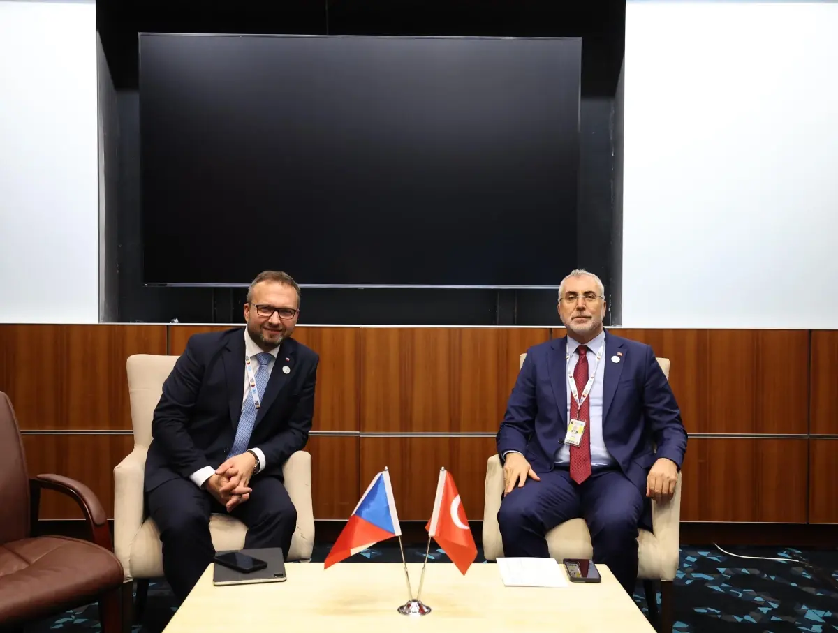 bakan isikhan katarda cek bakan ile fikir alisverisinde bulundu JdnptJkS.jpg