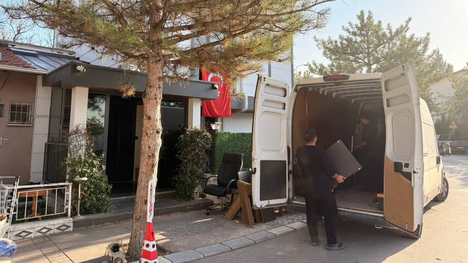 satisa cikmisti kilicdaroglu ankaradaki ofisinibosaltti wBzgAm2t.jpg