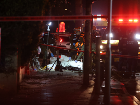 İran çok başlıklı füzelerle Tel Aviv’i vurdu: 1 ölü