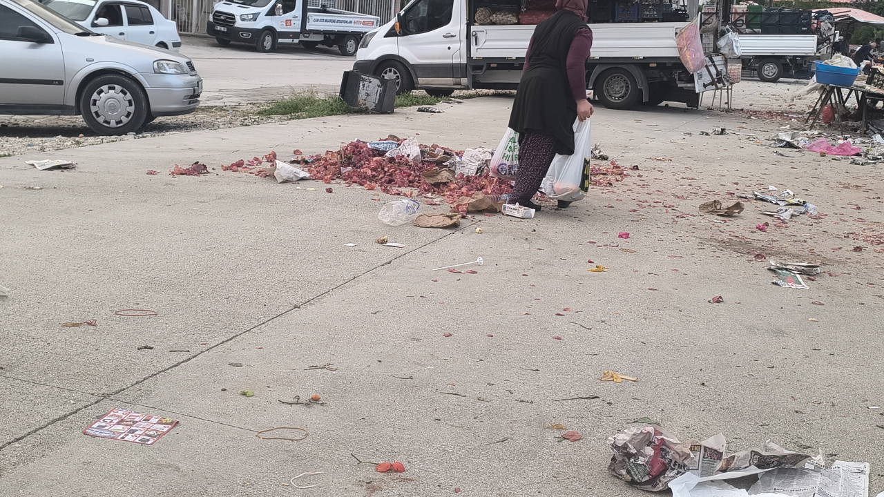 Semt Pazarında İhtiyaç Sahiplerine Destek: Yerdeki Sebzeler Toplandığı Anlar