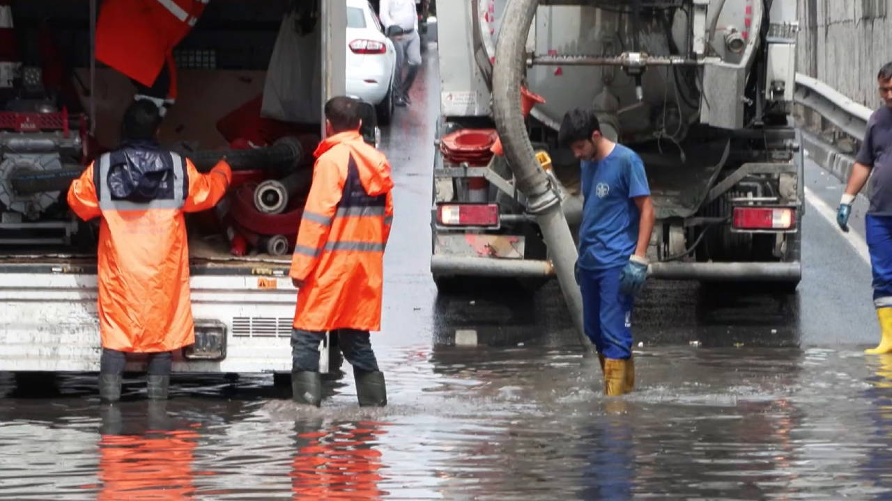 Güngören’de alt geçidi su bastı: Araç kuyruğu oluştu Haber gorseli